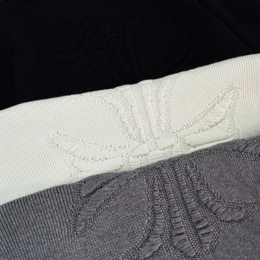 P290 Chrome Hearts 26 high-version wool knitted round-neck sweaters. High-end custom-made 500g sweater fabric. No deformation, no shrinkage, complete with three labels, same style for men and women. Process: The wool is knitted by a 7-needle imported machine. Color: 3 colors. SIZE: XS-L